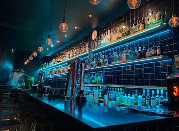 portugal/lisbon/bairro-alto/nightclub/bar-cena-de-copos