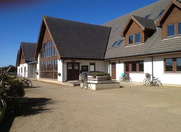 guernsey/sark/nightclub/bon-marin-cafe-captain-s-bar