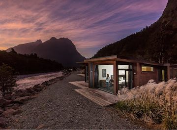 new-zealand/milford-sound/nightclub/milford-sound-lodge-premium-chalets