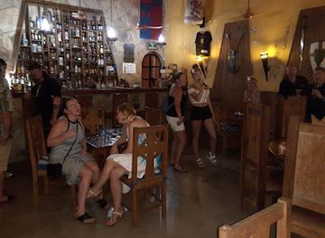mexico/huatulco/nightclub/camelot-medieval-bar