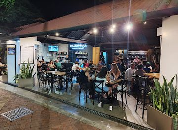 ecuador/puerto-ayora/nightclub/golden-prague-pub