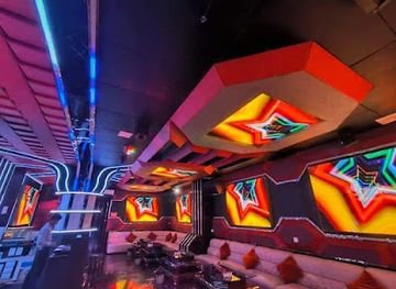 myanmar-burma/hsipaw/nightclub/king-of-ktv