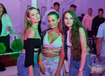 Famous Summer Club