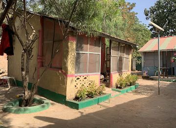 the-gambia/baboon-island/nightclub/road-side-pubcamp