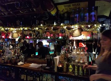 massachusetts/barnstable/nightclub/quarterdeck-lounge