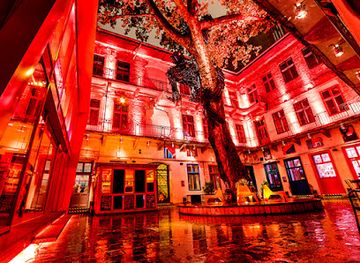 hungary/budapest/jewish-quarter/nightclub/doboz