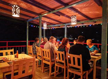 saint-vincent-and-the-grenadines/bequia/nightclub/coco-s-place-restaurant-and-bar