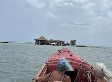 jamaica/st-thomas-lowlands/nightclub/floyd-s-pelican-bar