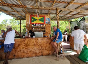 grenada/saint-george/nightclub/roger-s-barefoot-beach-bar