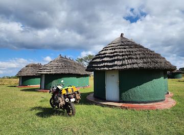 uganda/kidepo-valley-national-park/nightclub/apoka-hostel-bandas