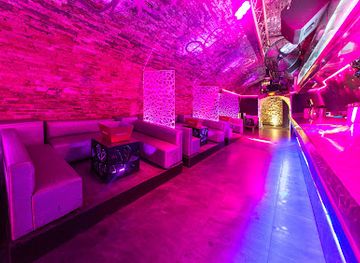 france/marseille/vieux-port/nightclub/trolleybus