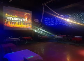 israel/negev-desert/nightclub/loft-selfie