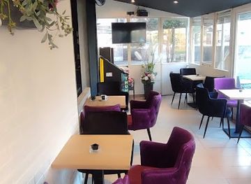 croatia/zagreb/jarun-lake/nightclub/night-club-bench