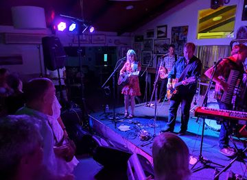 australia/central-coast/nightclub/hardy-s-bay-club