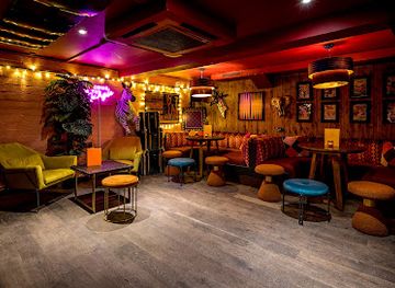 united-kingdom/london/notting-hill/bar/the-little-yellow-door