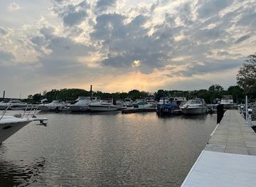 illinois/starved-rock-state-park/nightclub/starved-rock-yacht-club
