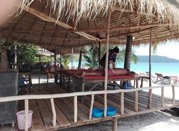 cambodia/koh-rong/nightclub/sandbank-restaurant-camping