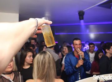 portugal/azores/nightclub/sentado-em-pe-bar-lounge