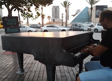 israel/ashdod/nightclub/cadenza-outdoor-piano