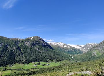 norway/sognefjord/nightclub/morten-vallestad-groneng-og-karin-overli-groneng