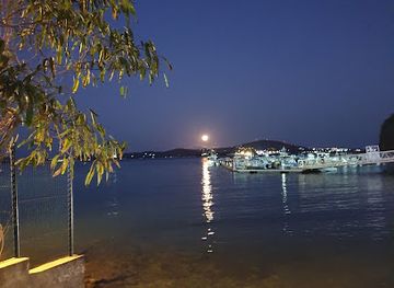 mayotte/dzaoudzi/nightclub/le-camion-rouge