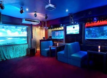 pakistan/northern-areas/nightclub/i-am-happy