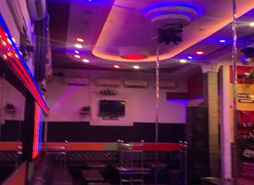 De Crib Night Club