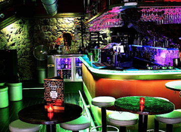 france/cannes/le-suquet/nightclub/charlys-wine-bar-cannes-kate-charly