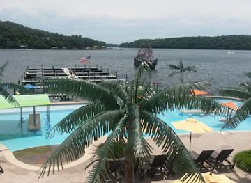 missouri/ha-ha-tonka-state-park/nightclub/coconuts-at-the-lake