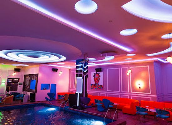 cameroon/mount-cameroon-national-park/nightclub/black-and-white-limbe