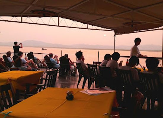 myanmar-burma/bagan/nightclub/erawati-raft