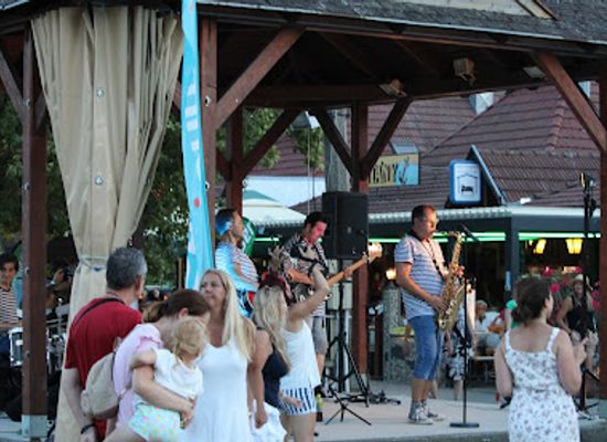 hungary/lake-balaton/nightclub/music-pavilion-zamardi
