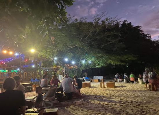 vanuatu/port-vila/nightclub/banyan-beach-bar