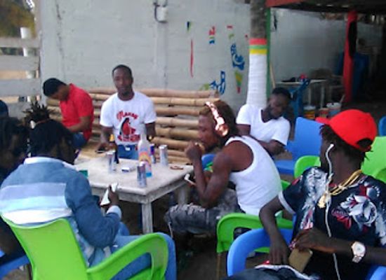 ghana/kokrobite/nightclub/kopatys-beach-on-rocks