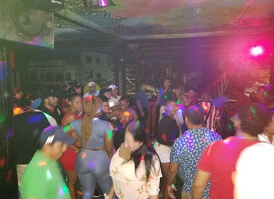 honduras/la-ceiba/nightclub/sopranos-bar-0101