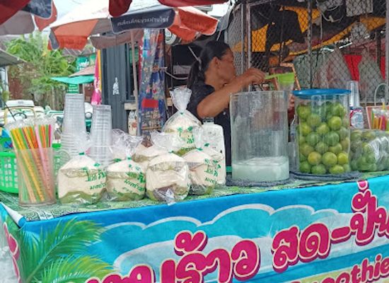 thailand/mae-hong-son/nightclub/coconut-orange-juice-shop