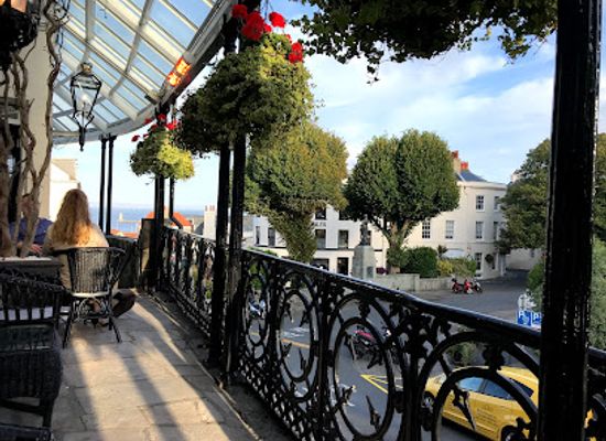 guernsey/alderney/nightclub/the-crown-club-at-old-government-house-hotel
