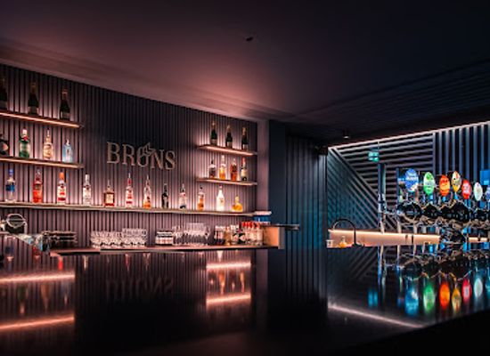 iceland/keflavik/nightclub/brons