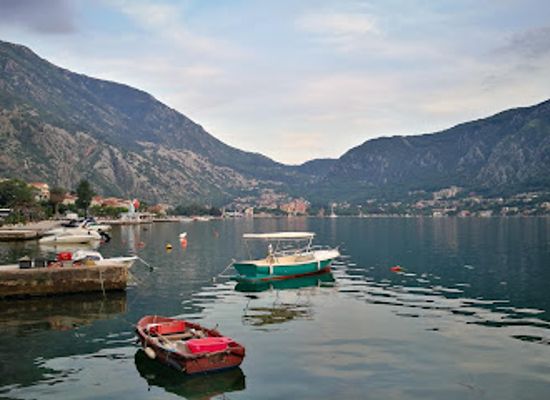 montenegro/kotor/nightclub/automat-club-royal