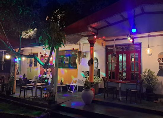 sri-lanka/ella/nightclub/mad-monkey-hostel-lounge