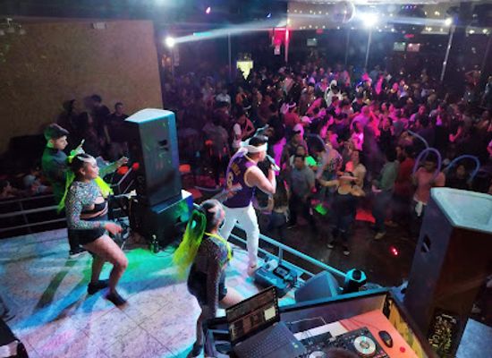 ecuador/sierra/nightclub/discoteca-red-fire