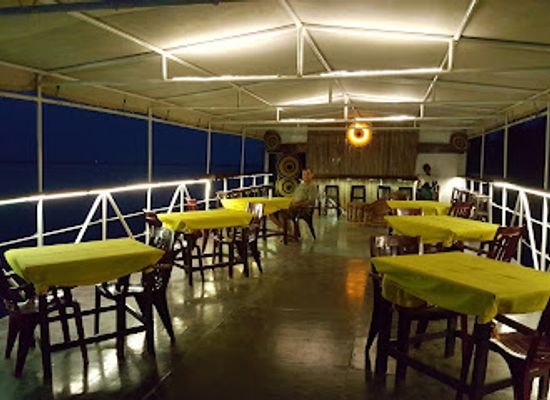 myanmar-burma/bagan/old-bagan/nightclub/erawati-raft