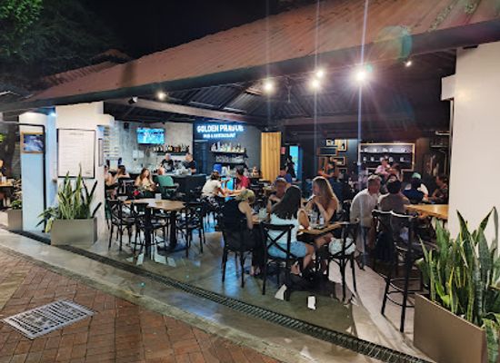ecuador/puerto-ayora/nightclub/golden-prague-pub