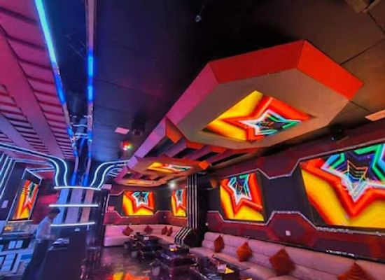 myanmar-burma/hsipaw/nightclub/king-of-ktv