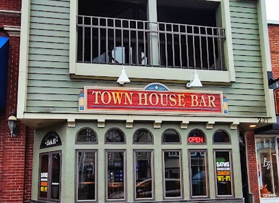 michigan/charlevoix/nightclub/the-town-house-bar