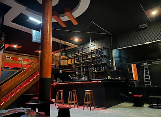 ecuador/puerto-ayora/nightclub/discoteca-george