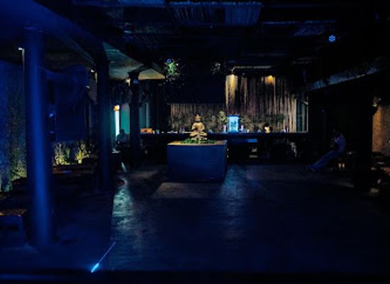bolivia/pantanal/nightclub/maroon