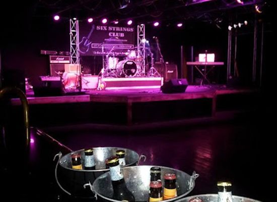 illinois/driftless-area/nightclub/six-strings-club