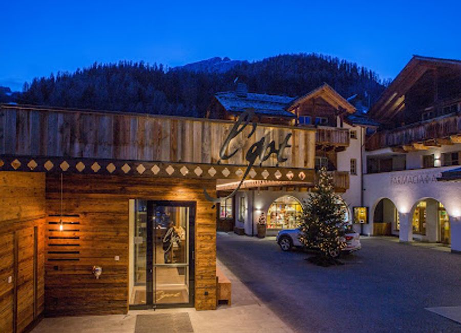 Discover the essence of Corvara at L'Got, a sophisticated bar offering exquisite drinks and a cozy atmosphere in the heart of the Dolomites.