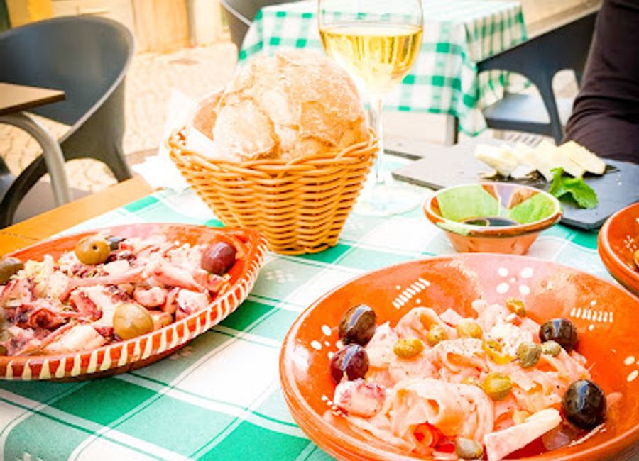 Experience the best of Portuguese wines and delectable tapas at A Canoa Wine Bar in Tomar, a charming bar perfect for a relaxing evening.